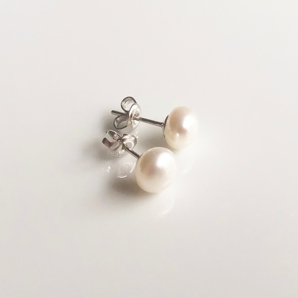 NEW 7mm Natural Freshwater Pearl Studs - Picture 2 of 7